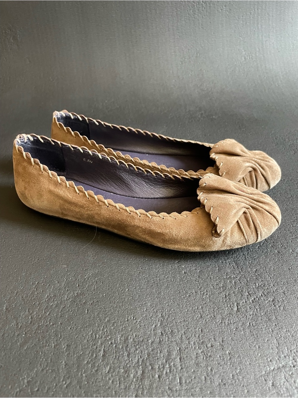 VANELi Tan Suede Scalloped Ballet Flats – Ruched Knot Toe Comfort Skimmers 6.5 N
